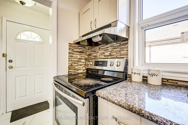 3 Graylee Ave, House detached with 2 bedrooms, 2 bathrooms and 2 parking in Toronto ON | Image 8