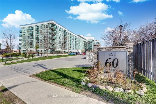 618 - 60 Fairfax Cres, Condo with 2 bedrooms, 1 bathrooms and 1 parking in Toronto ON | Image 1