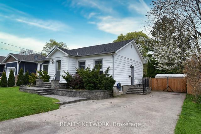 41 Woodbine Ave, House detached with 3 bedrooms, 2 bathrooms and 5 parking in St. Catharines ON | Image 1