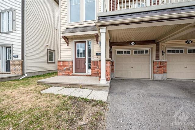 124 Sunshine Cres, Townhouse with 3 bedrooms, 2 bathrooms and 2 parking in Ottawa ON | Image 2