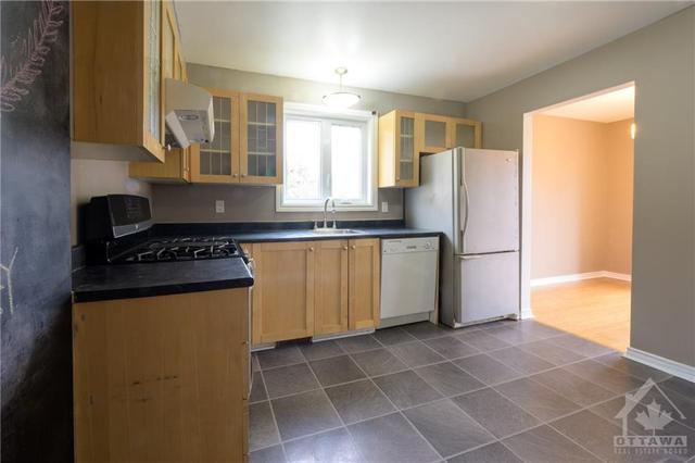 470 Valade Cres, Townhouse with 3 bedrooms, 2 bathrooms and 2 parking in Ottawa ON | Image 12