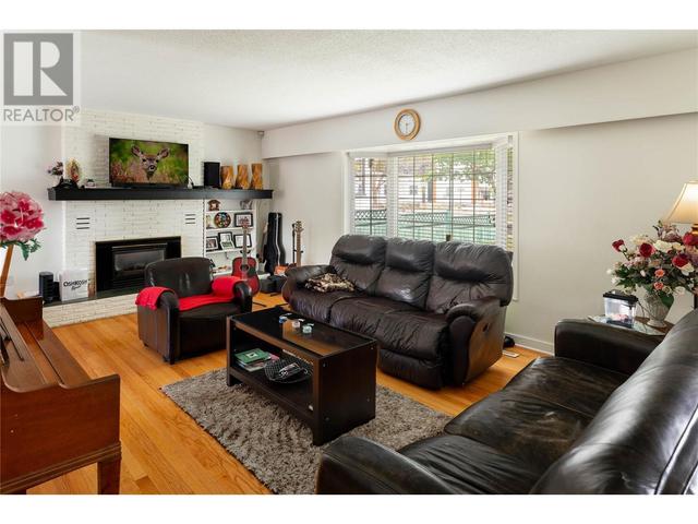 1820 Abbott St, House detached with 4 bedrooms, 2 bathrooms and 4 parking in Kelowna BC | Image 6