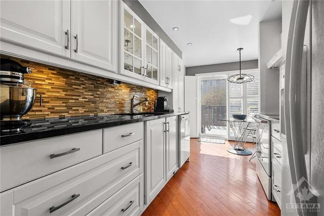 6182 Oak Meadows Dr, Townhouse with 3 bedrooms, 3 bathrooms and 2 parking in Ottawa ON | Image 9