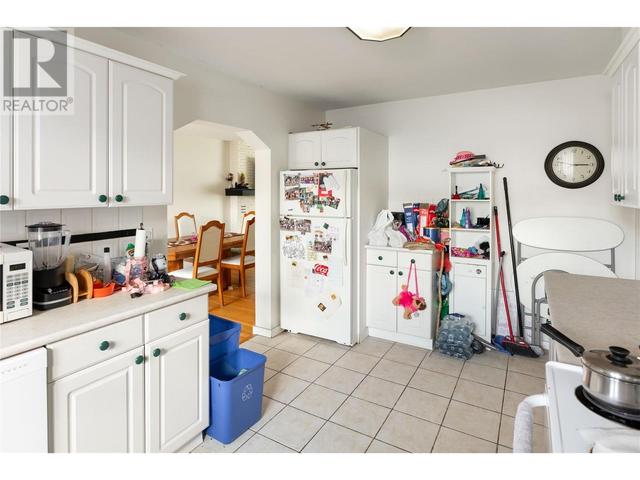 1820 Abbott St, House detached with 4 bedrooms, 2 bathrooms and 4 parking in Kelowna BC | Image 9