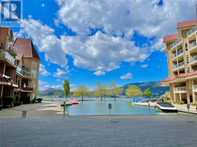 401 - 1128 Sunset Drive, Condo with 3 bedrooms, 2 bathrooms and 1 parking in Kelowna BC | Image 2