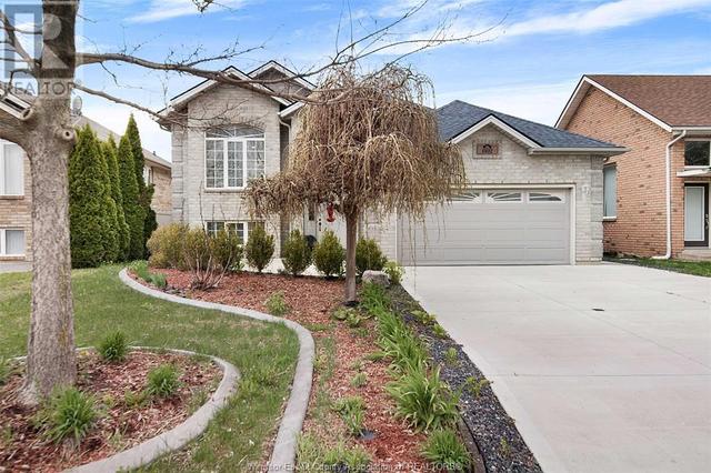 1102 Imperial Cres, House detached with 6 bedrooms, 3 bathrooms and null parking in Windsor ON | Image 2