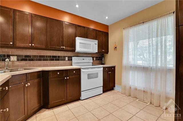 25 Sturbridge Private, Townhouse with 3 bedrooms, 2 bathrooms and 3 parking in Ottawa ON | Image 7