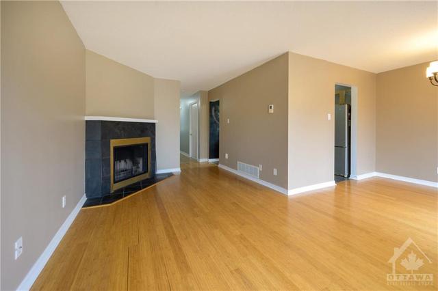 470 Valade Cres, Townhouse with 3 bedrooms, 2 bathrooms and 2 parking in Ottawa ON | Image 6