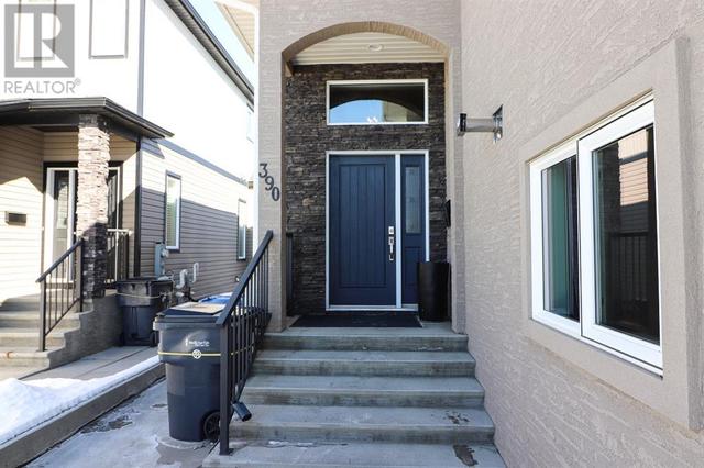 390 Somerside Cres Se, House semidetached with 3 bedrooms, 2 bathrooms and 3 parking in Medicine Hat AB | Image 3