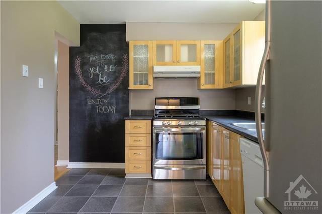 470 Valade Cres, Townhouse with 3 bedrooms, 2 bathrooms and 2 parking in Ottawa ON | Image 11