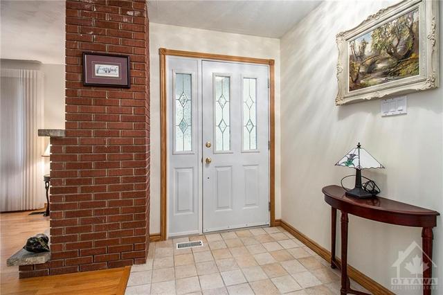 78 Albert St, House detached with 3 bedrooms, 2 bathrooms and 3 parking in North Dundas ON | Image 3