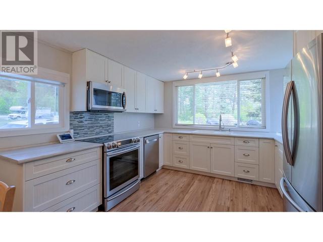 8 - 6711 97 Hwy S, House other with 3 bedrooms, 1 bathrooms and null parking in Peachland BC | Image 4