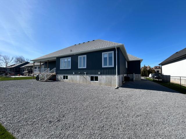 141 Lake Dr E, House detached with 4 bedrooms, 3 bathrooms and 13 parking in Georgina ON | Image 2