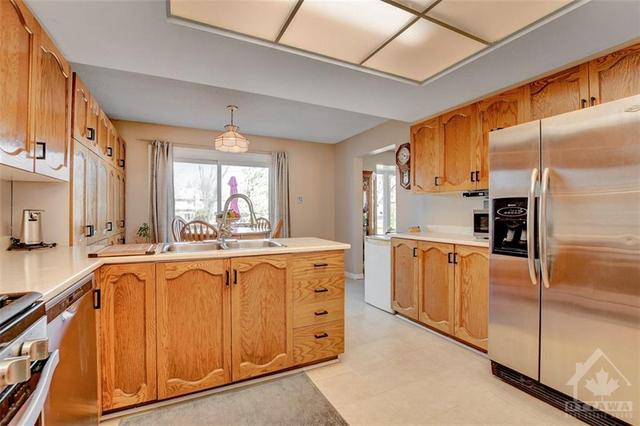 1515 Delia Crescent, House detached with 4 bedrooms, 3 bathrooms and 4 parking in Ottawa ON | Image 10
