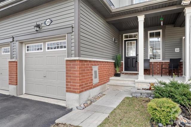 228 Willow Aster Circle, Townhouse with 3 bedrooms, 3 bathrooms and 3 parking in Ottawa ON | Image 2
