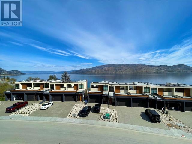 5983 Princess St, House attached with 3 bedrooms, 2 bathrooms and 4 parking in Peachland BC | Image 2