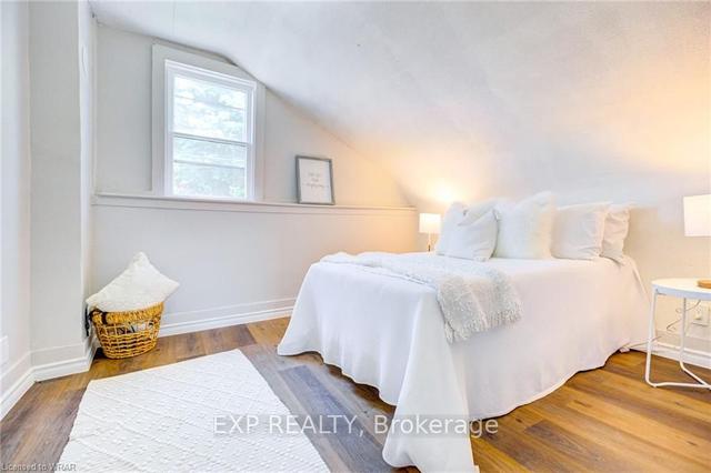 135 Queen St E, House detached with 5 bedrooms, 3 bathrooms and 3 parking in Cambridge ON | Image 15