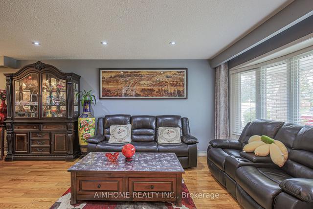 3370 Martins Pine Cres, House detached with 3 bedrooms, 2 bathrooms and 5 parking in Mississauga ON | Image 2