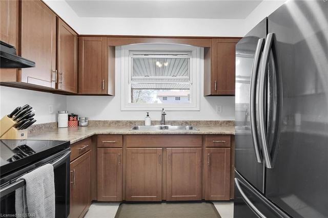 220 - 1330 Jalna Blvd, House attached with 3 bedrooms, 1 bathrooms and 2 parking in London ON | Image 5