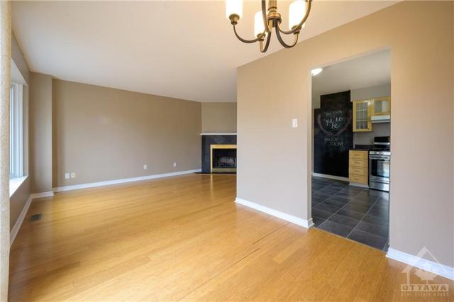 470 Valade Cres, Townhouse with 3 bedrooms, 2 bathrooms and 2 parking in Ottawa ON | Image 8
