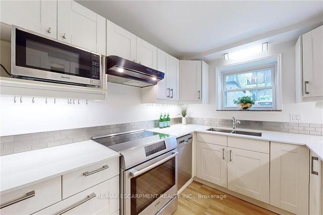 1 - 288 Reynolds St, Condo with 2 bedrooms, 1 bathrooms and 1 parking in Oakville ON | Image 2