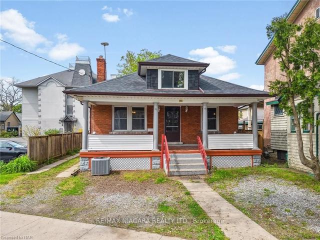 161 Lake St, House detached with 3 bedrooms, 2 bathrooms and 3 parking in St. Catharines ON | Image 1