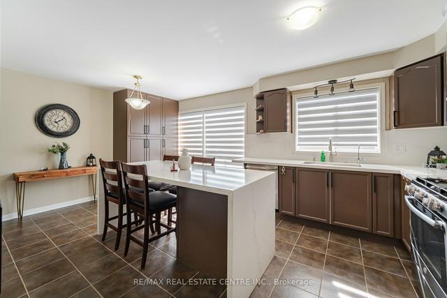 101 Decker Hollow Cir, House attached with 3 bedrooms, 3 bathrooms and 3 parking in Brampton ON | Image 3