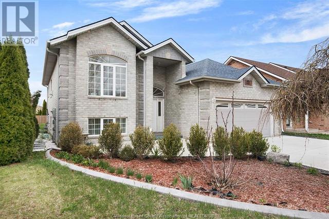 1102 Imperial Cres, House detached with 6 bedrooms, 3 bathrooms and null parking in Windsor ON | Image 1
