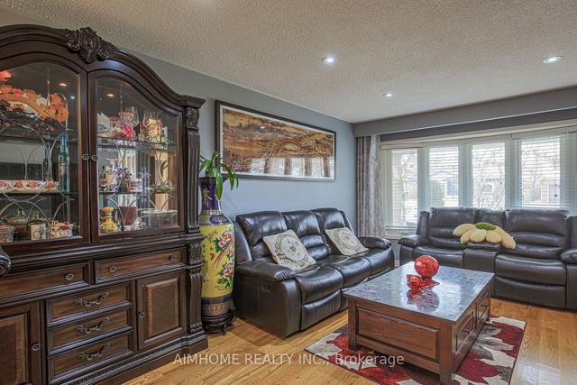 3370 Martins Pine Cres, House detached with 3 bedrooms, 2 bathrooms and 5 parking in Mississauga ON | Image 3