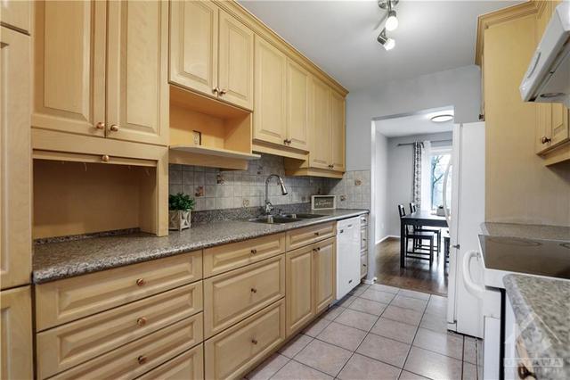 33 Forestlane Private, Townhouse with 3 bedrooms, 2 bathrooms and 2 parking in Ottawa ON | Image 4