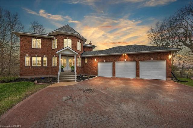 556 Mount Chesney Road, House detached with 4 bedrooms, 2 bathrooms and 10 parking in South Frontenac ON | Image 1