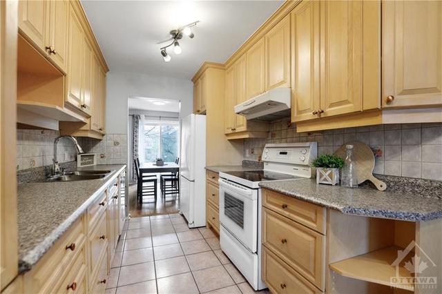 33 Forestlane Private, Townhouse with 3 bedrooms, 2 bathrooms and 2 parking in Ottawa ON | Image 5