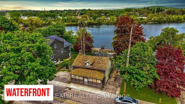 135 Queen St E, House detached with 5 bedrooms, 3 bathrooms and 3 parking in Cambridge ON | Image 1