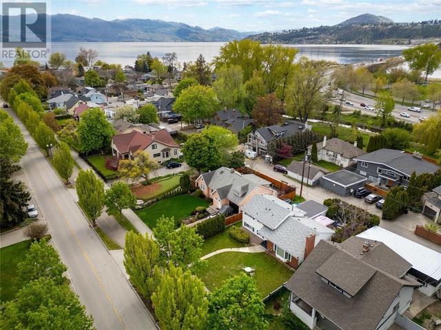 1820 Abbott St, House detached with 4 bedrooms, 2 bathrooms and 4 parking in Kelowna BC | Image 32