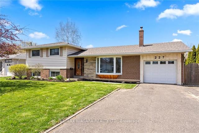 227 Lakeshore Rd, House detached with 3 bedrooms, 2 bathrooms and 4 parking in St. Catharines ON | Image 1
