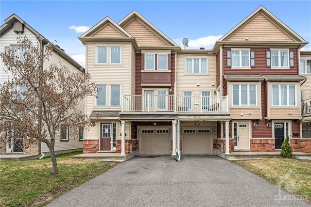 124 Sunshine Cres, Townhouse with 3 bedrooms, 2 bathrooms and 2 parking in Ottawa ON | Image 1
