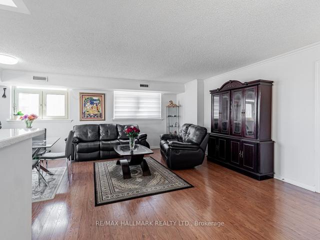 1002 - 40 Chichester Pl, Condo with 2 bedrooms, 2 bathrooms and 1 parking in Toronto ON | Image 2