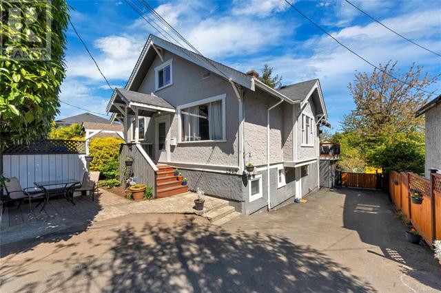 2849 Cedar Hill Rd, House detached with 6 bedrooms, 3 bathrooms and 3 parking in Victoria BC | Image 1