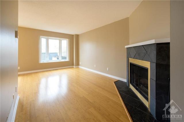 470 Valade Cres, Townhouse with 3 bedrooms, 2 bathrooms and 2 parking in Ottawa ON | Image 5