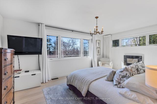 112 Collingwood St, House detached with 5 bedrooms, 4 bathrooms and 6 parking in Barrie ON | Image 2