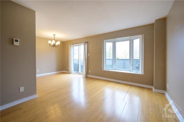470 Valade Cres, Townhouse with 3 bedrooms, 2 bathrooms and 2 parking in Ottawa ON | Image 7