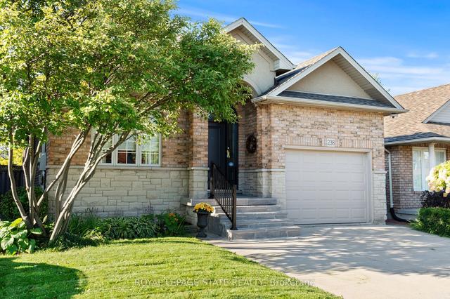 238 Hepburn Cres, House detached with 2 bedrooms, 3 bathrooms and 3.5 parking in Hamilton ON | Image 1