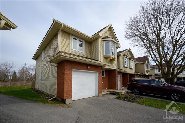 470 Valade Cres, Townhouse with 3 bedrooms, 2 bathrooms and 2 parking in Ottawa ON | Image 2