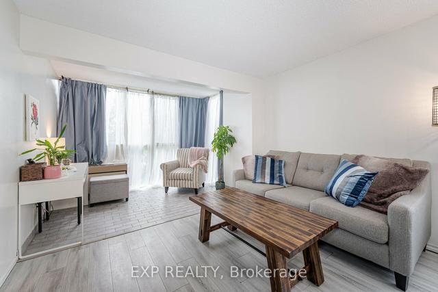 112 - 61 Markbrook Ln, Condo with 1 bedrooms, 2 bathrooms and 1 parking in Toronto ON | Image 3