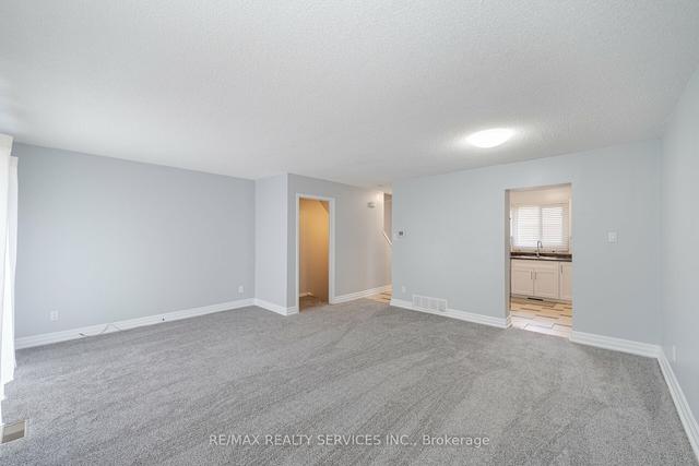 57 - 105 Hansen Rd N, Townhouse with 3 bedrooms, 2 bathrooms and 1 parking in Brampton ON | Image 3