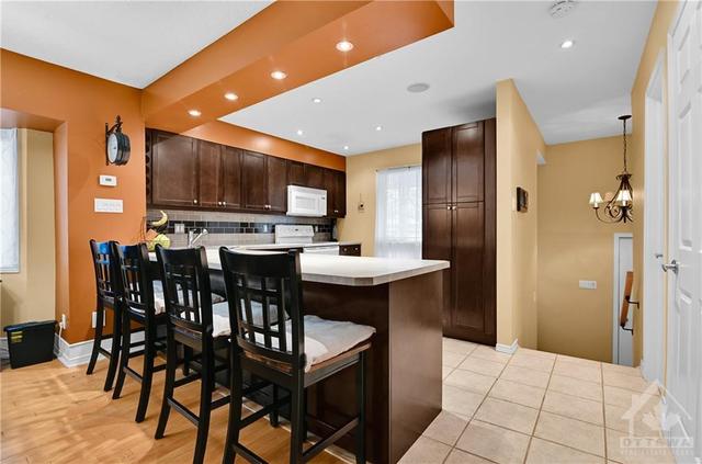25 Sturbridge Private, Townhouse with 3 bedrooms, 2 bathrooms and 3 parking in Ottawa ON | Image 4