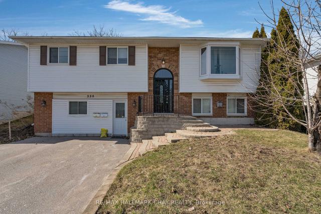 228 Huronia Rd, House detached with 3 bedrooms, 2 bathrooms and 4 parking in Barrie ON | Image 1