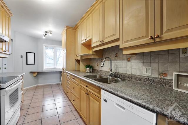 33 Forestlane Private, Townhouse with 3 bedrooms, 2 bathrooms and 2 parking in Ottawa ON | Image 6