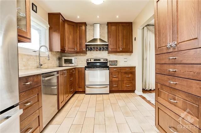 55 Assiniboine Drive, House detached with 3 bedrooms, 3 bathrooms and 1 parking in Ottawa ON | Image 13