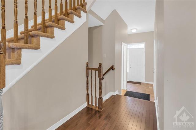 108 Eye Bright Crescent, Townhouse with 3 bedrooms, 3 bathrooms and 3 parking in Ottawa ON | Image 3